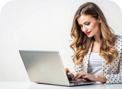 Femme travaillant sur un ordinateur portable